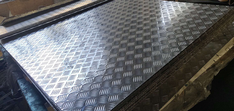 五条筋花纹铝板